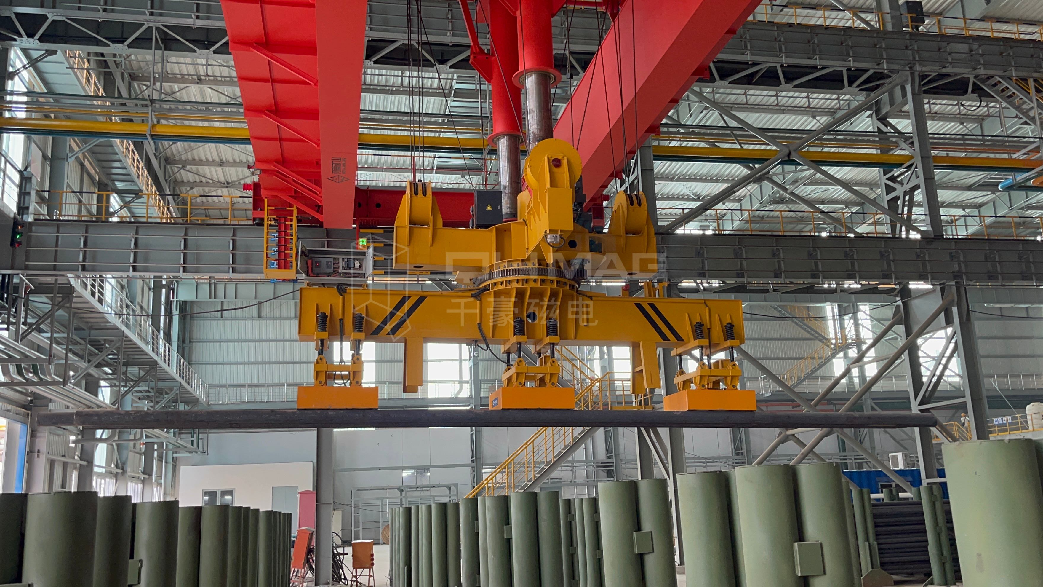 成排圓坯吊運(yùn)，圓坯吊運(yùn)，圓坯搬運(yùn)，吊圓坯，圓坯怎么吊，電永磁吊具，成排鋼管吊運(yùn)，一次吊一排圓坯，圓坯電永磁吊具，起重電永磁鐵，永磁起重器，起重電磁鐵，電磁吊，磁力吊，吊具，起重吊具，智能行車